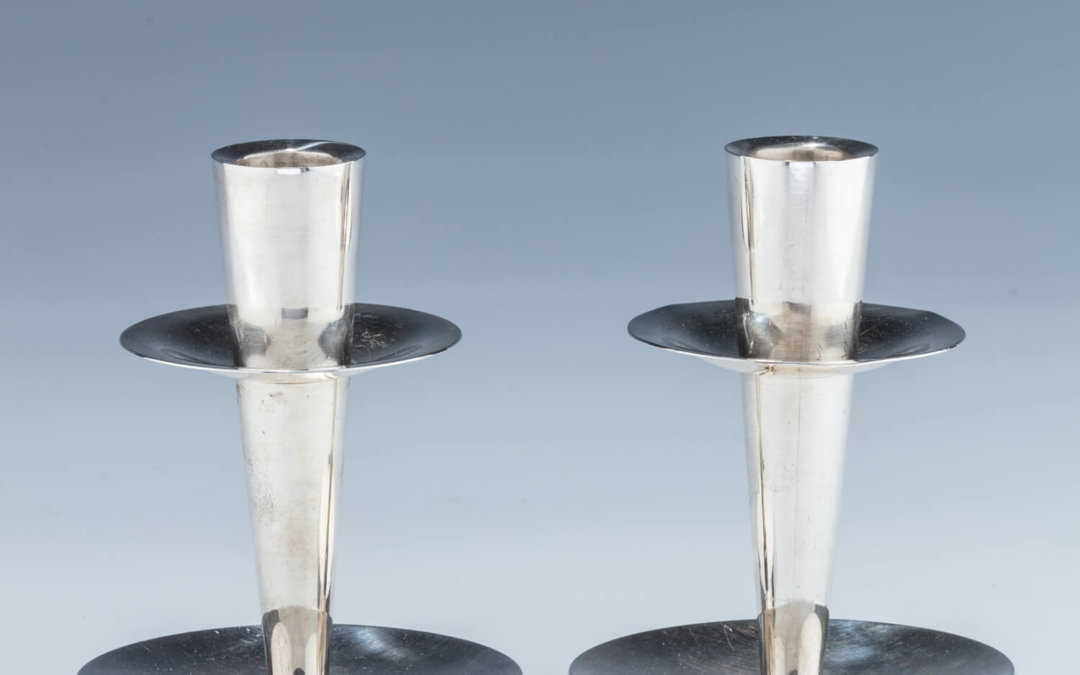138. A PAIR OF STERLING SILVER CANDLESTICKS BY DAVID HEINZ GUMBEL