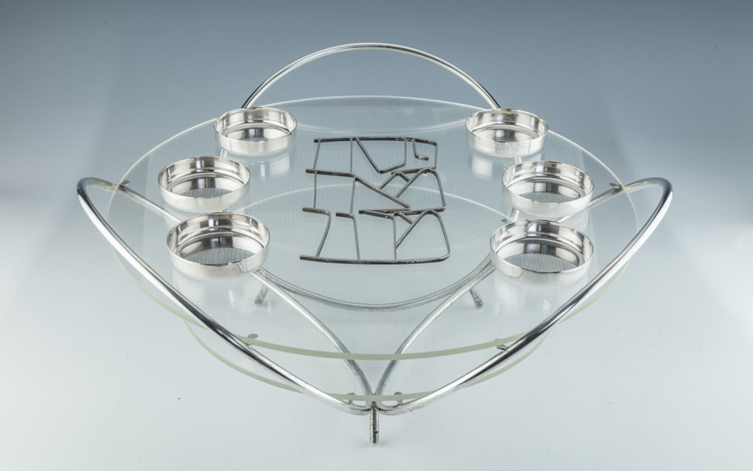 146. A STERLING SILVER AND PLEXIGLASS SEDER EQUIPPAGE BY MOSHE ZABARI