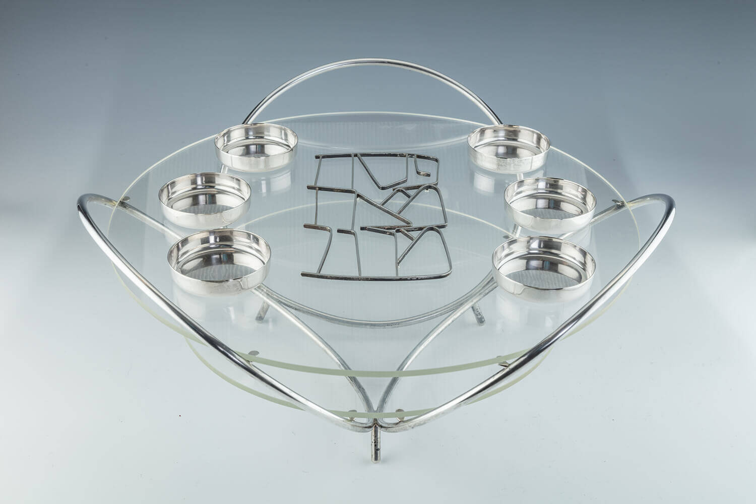 146. A STERLING SILVER AND PLEXIGLASS SEDER EQUIPPAGE BY MOSHE ZABARI