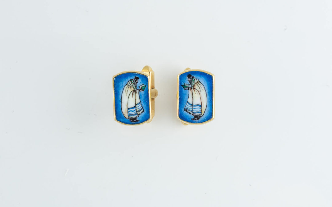 019. A PAIR OF 18K GOLD AND ENAMEL CUFFLINKS