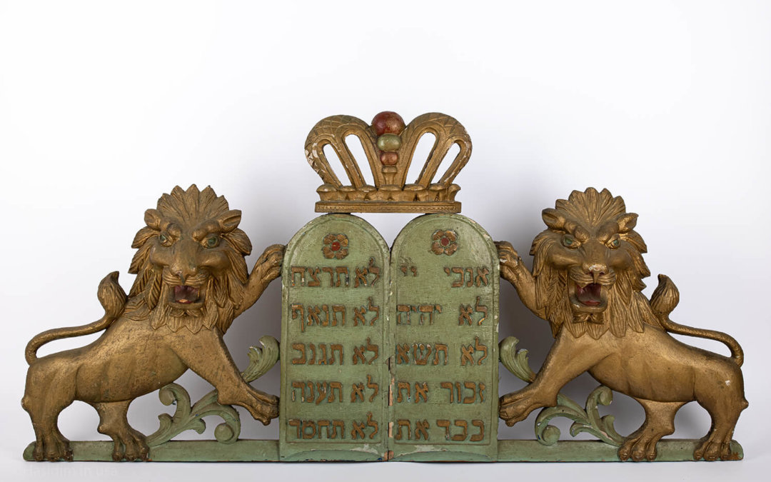 045. A PAIR OF WOODEN LIONS AND DECALOGUE