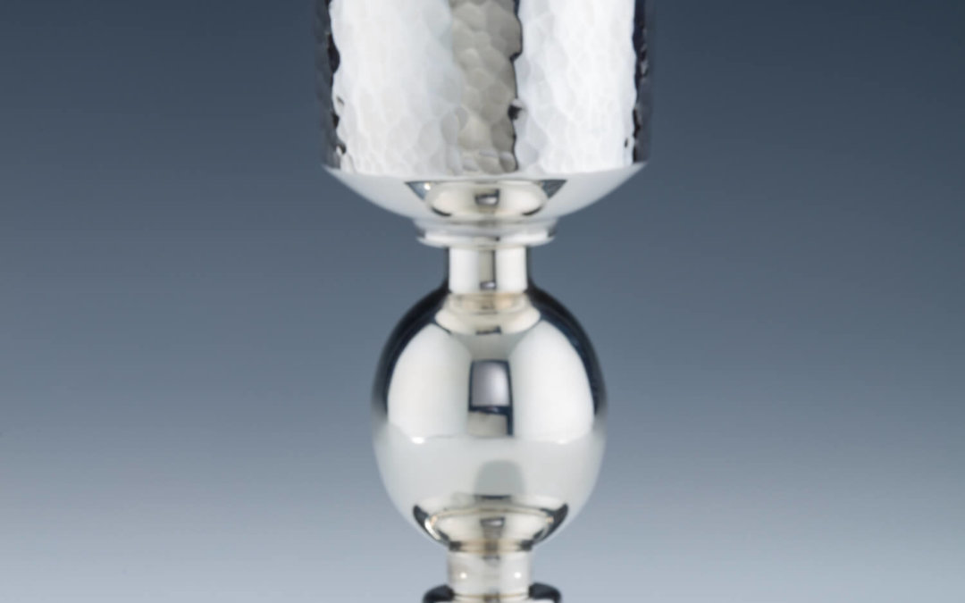 096. A LARGE STERLING SILVER KIDDUSH GOBLET AND UNDERPLATE BY BIER SILVERSMITHS