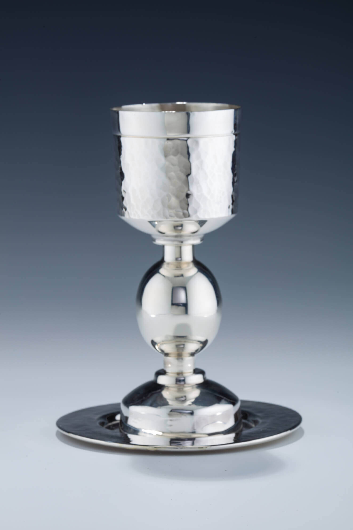 096. A LARGE STERLING SILVER KIDDUSH GOBLET AND UNDERPLATE BY BIER SILVERSMITHS