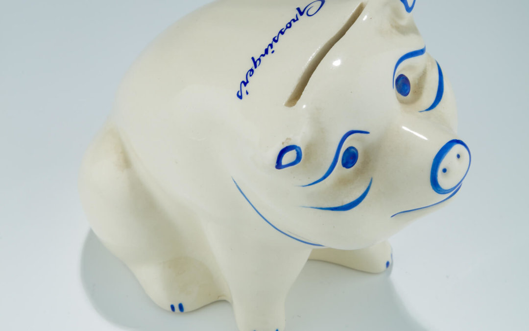 109. A CERAMIC PIGGY BANK FROM THE GROSSINGER’S RESORT