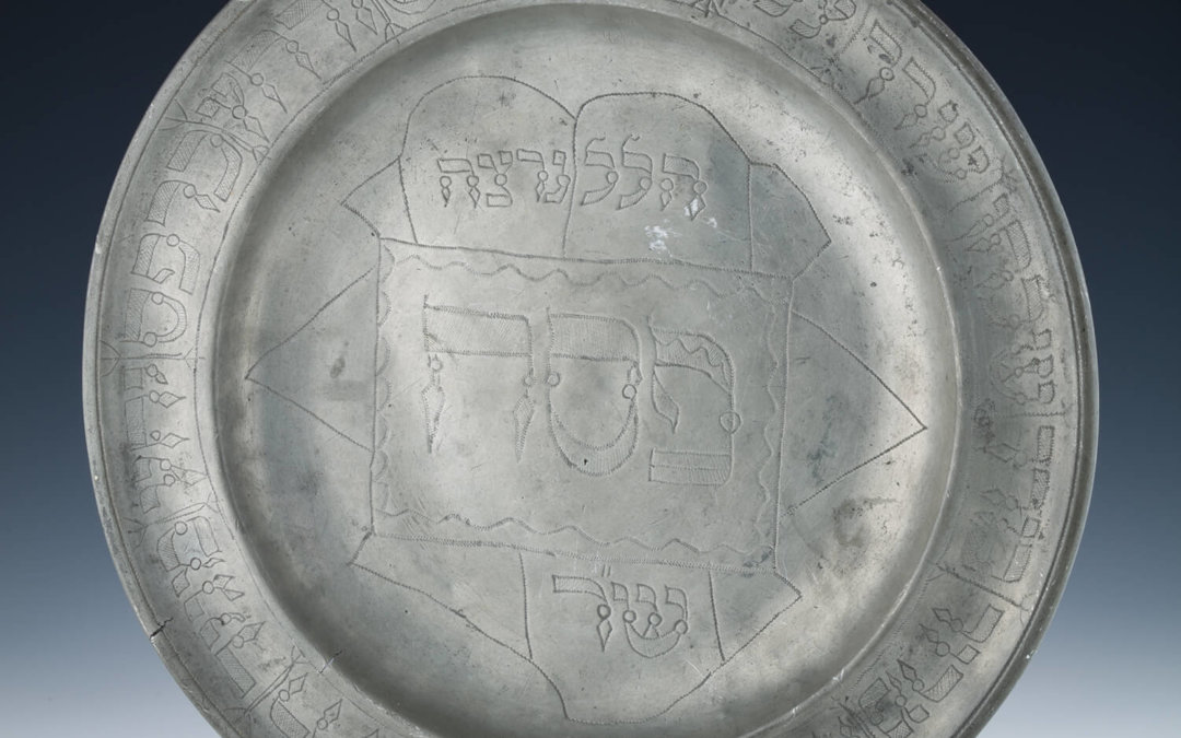 045. A VERY LARGE PEWTER SEDER PLATE