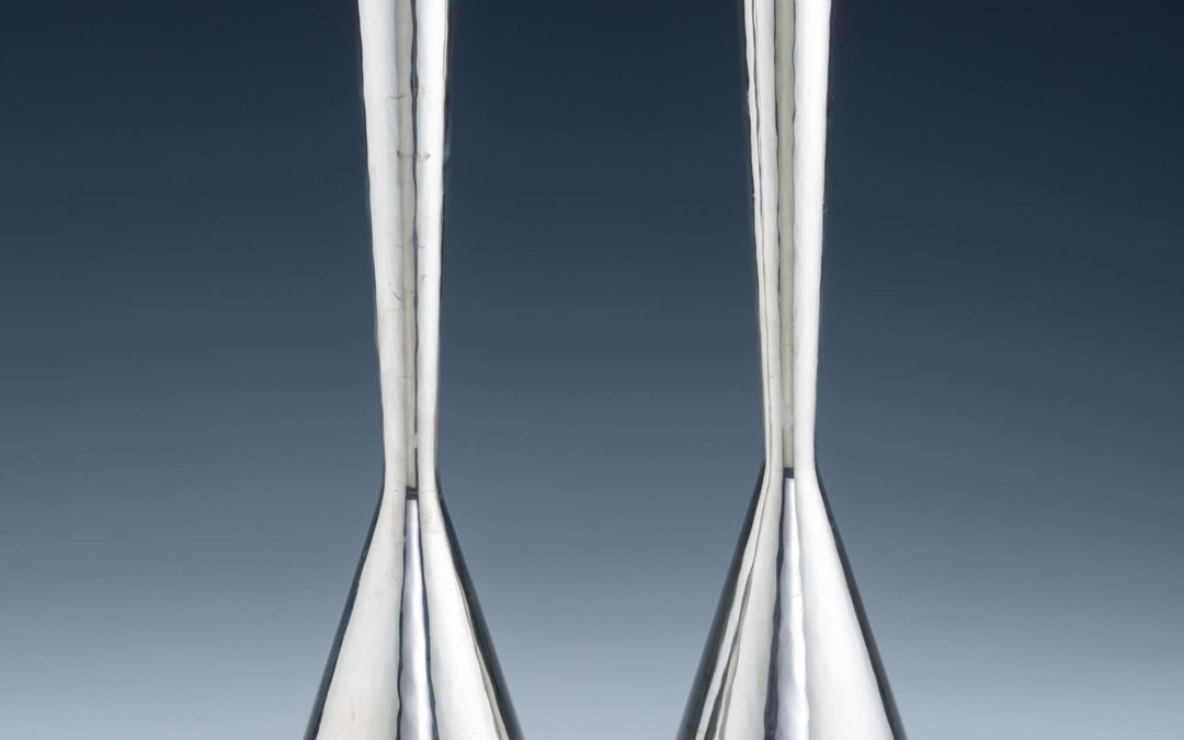 093.  A PAIR OF STERLING SILVER CANDLESTICKS BY TAS WORKSHOP