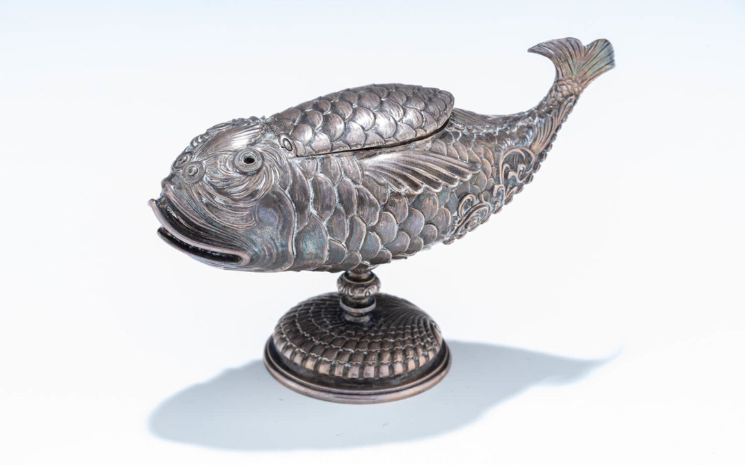 087. A SILVER FISH FORM CONTAINER