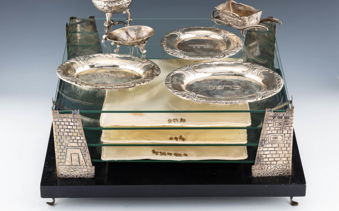 044. A LARGE SILVER AND GLASS PASSOVER COMPENDIUM